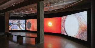 Rohini Devasher, One Hundred Thousand Suns, 2023 PalaisPopulaire - Berlino (installation view). © Courtesy l’artista e Gallery Wendi Norris, San Francisco. Photo: Mathias Schormann