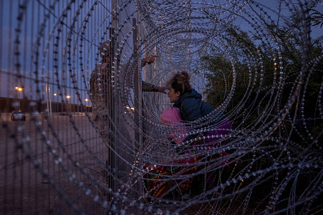 ©Adrees Latif - SOLDIER BLOCKS MIGRANT ENTRY INTO USA, Location: El Paso, Texas (USA). Siena International Photo Awards 2025
