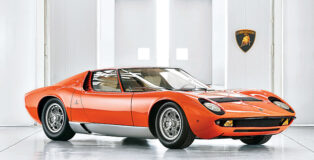 Lamborghini Miura © Lamborghini S.p.A. pag 22-23. Automobili Lamborghini. Passato. Presente. Futuro. pubblicato da White Star.