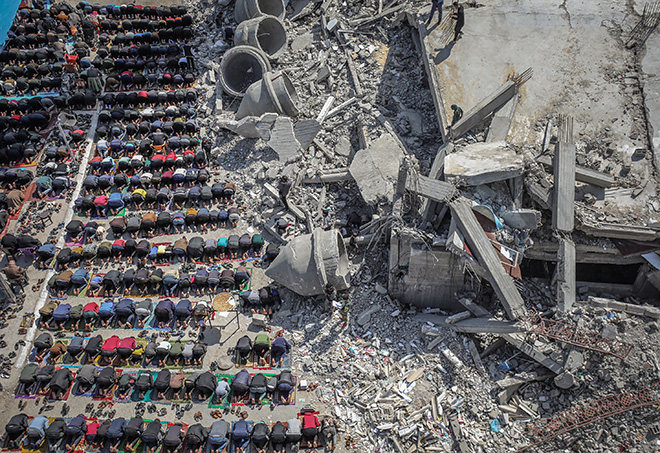 ©Abdelrahman Alkahlout - Faith Amid Genocide. Third place AAP Magazine #51: Colors. Courtesy: All About Photo