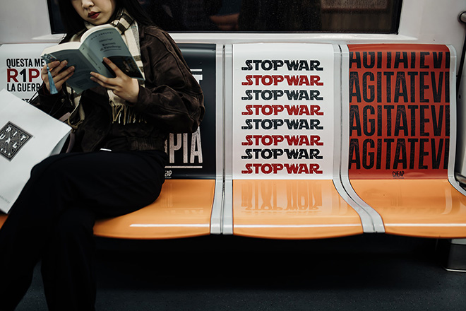 EMERGENCY e CHEAP - La Campagna R1PUD1A sulla Metro A di Roma. Photo credit: Emma Gasparini EMERGENCY e CHEAP - La Campagna R1PUD1A sulla Metro A di Roma. Photo credit: Emma Gasparini