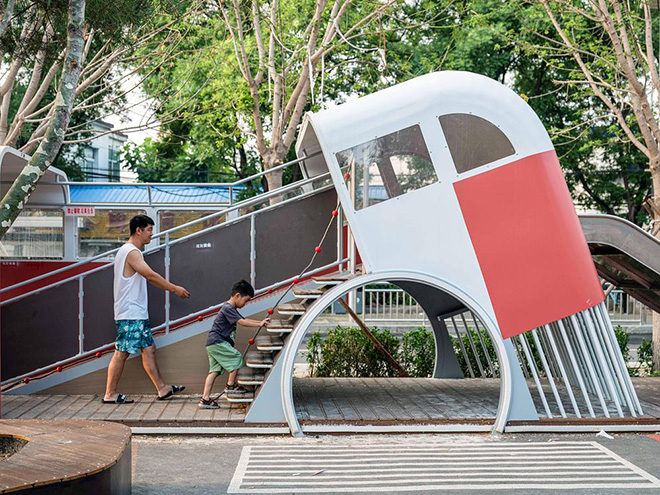 XISUI DESIGN - Old Beijing Bus, Public Children's Space, Changping. A corner of the bus rear. Photo credit: Hu Yihao