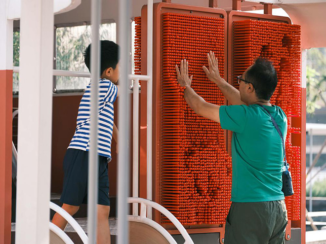 XISUI DESIGN - Old Beijing Bus, Public Children's Space, Changping. Pin art interaction wall for parent-child interactionò. Photo credit: Hu Yihao