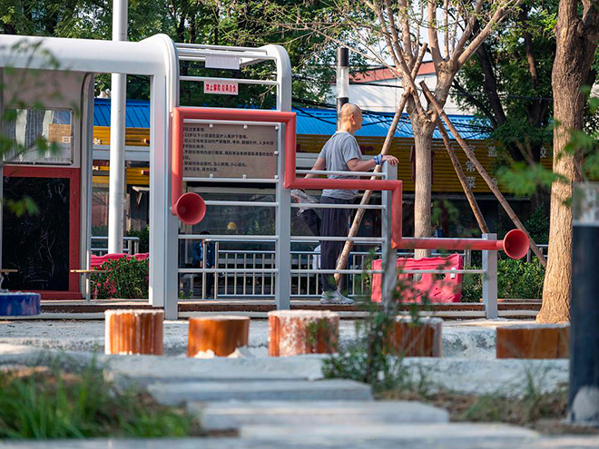 XISUI DESIGN - Old Beijing Bus, Public Children's Space, Changping. Seating and fitness facilities near the entrance for parental supervision. Photo credit: Hu Yihao