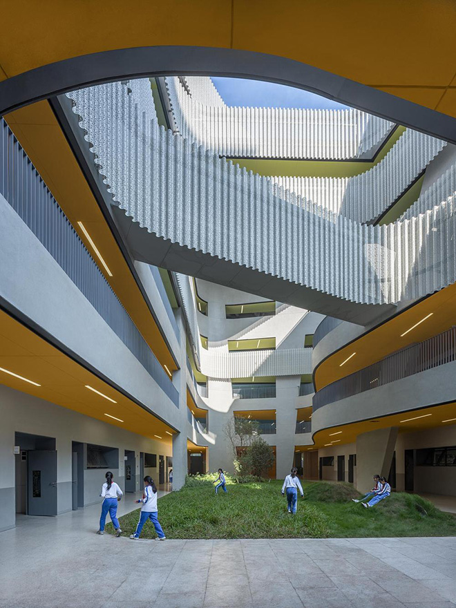 Studio Link-Arc - Cuizhu Foreign Language School. Everyday Life in Courtyards. Photo credit: Tian Fangfang