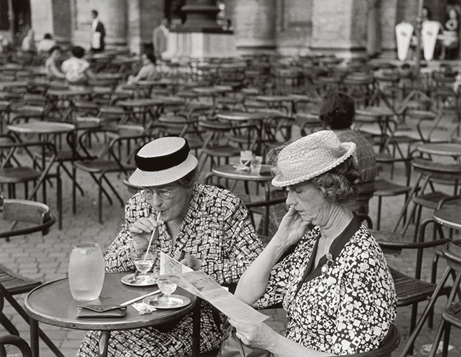 Ruth Orkin - Two American Tourists Rome, Italy, 1951. Courtesy: ©Ruth Orkin Photo Archive