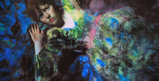 Donatella Izzo - The blue condition. Anno: 2026. Tecnica: Stampa giclèe su carta 100% cotone 310 gsm (100 x 70). Edizione: 1/5 + 2pda. Crediti: Courtesy l’artista e Black Light Gallery