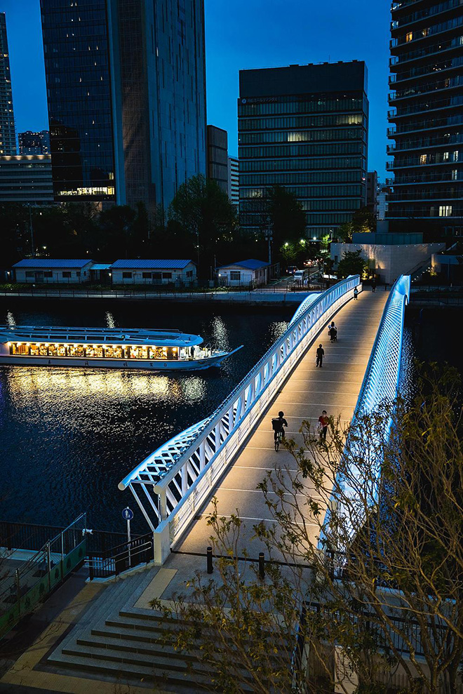 Hoshino Architects Inc. - Reimei Kobashi, Tokyo Pedestrian Bridge, Chuo City, Tokyo. Photo credit: ebi_times Hoshino Architects Inc. - Reimei Kobashi, Tokyo Pedestrian Bridge, Chuo City, Tokyo. Photo credit: ebi_times