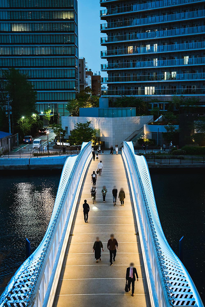 Hoshino Architects Inc. - Reimei Kobashi, Tokyo Pedestrian Bridge, Chuo City, Tokyo. Photo credit: ebi_times Hoshino Architects Inc. - Reimei Kobashi, Tokyo Pedestrian Bridge, Chuo City, Tokyo. Photo credit: ebi_times