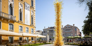 Dale Chihuly - Gold Tower, 2025, 31 x 101⁄2 x 101⁄2' (953 x 323 x 318 cm) Palazzo Franchetti, Venice, installed 2026 © 2025 Chihuly Studio. All rights reserved. Photograph by Nathaniel Willson