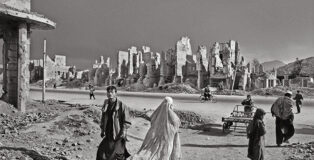 Sebastião Salgado, Jade Maiwan Avenue, un tempo prestigiosa via cittadina, Kabul, Afghanistan, 1996. Collection MEP, Paris. Dono di Sebastião Salgado e Lélia Wanick Salgado, 2018. © Sebastião Salgado