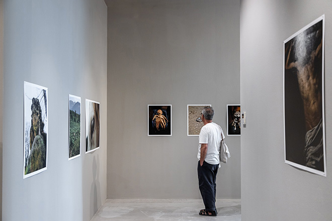 Ila Bêka - FOTONI, installation view, Magazzino delle Idee, Trieste. Photo credit: Camilla Bach Ila Bêka - FOTONI, installation view, Magazzino delle Idee, Trieste. Photo credit: Camilla Bach
