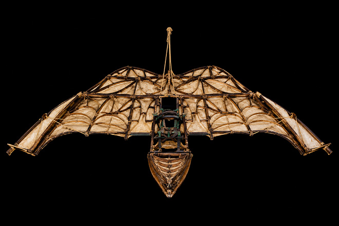Deltaplano a piuma, 410x210x30 cm. Le macchine di Leonardo da Vinci. Genio e innovazione, Palazzo Pallavicini, Bologna. (24 settembre 2026 - 17 gennaio 2027) Deltaplano a piuma, 410x210x30 cm. Le macchine di Leonardo da Vinci. Genio e innovazione, Palazzo Pallavicini, Bologna. (24 settembre 2026 - 17 gennaio 2027)