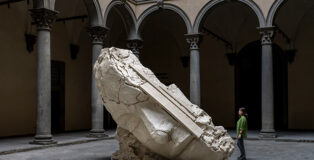 Broken. Il potere del frammento - installation view, Cortile di Palazzo Strozzi, Firenze. Crediti: Photo Ela Bialkowska, OKNO Studio