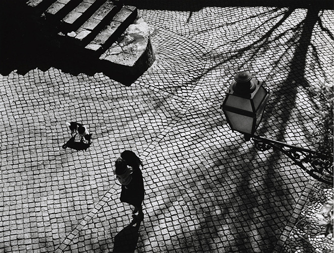 Dorothy Bohm, Viale d’accesso al Castello, Lisbona, Portogallo, 1963; © Estate of Dorothy Bohm Dorothy Bohm, Viale d’accesso al Castello, Lisbona, Portogallo, 1963; © Estate of Dorothy Bohm
