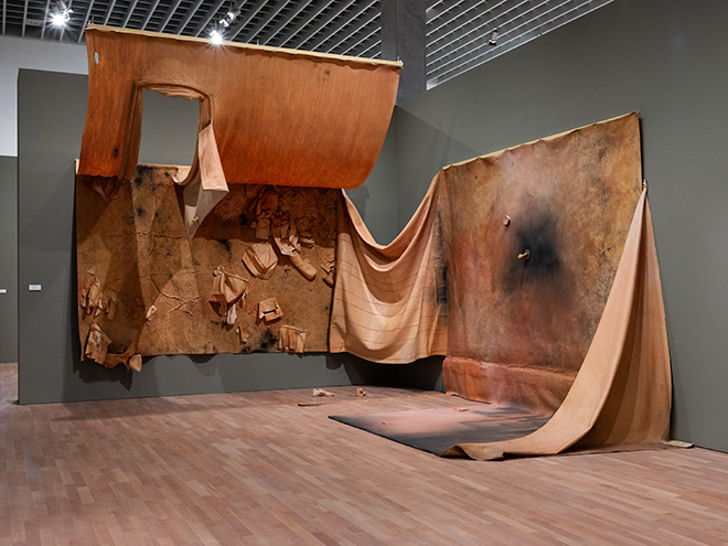 Kaari Upson. Dollhouse - Una retrospettiva, installation view MASI, Museo d’arte della Svizzera italiana, Lugano. Photo credit: Alfio Tommasini Kaari Upson. Dollhouse - Una retrospettiva, installation view MASI, Museo d’arte della Svizzera italiana, Lugano. Photo credit: Alfio Tommasini