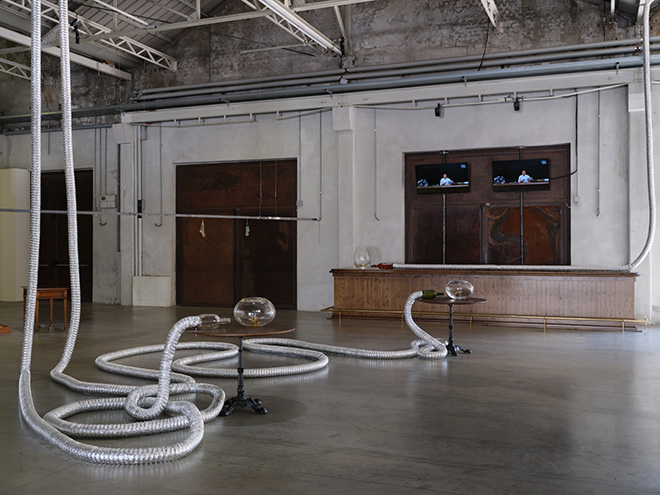 Aki Sasamoto - XYZ. Veduta della mostra, Pirelli HangarBicocca, Milano, 2026. Courtesy l’artista e Pirelli HangarBicocca, Milano. Foto: Agostino Osio. Aki Sasamoto - XYZ. Veduta della mostra, Pirelli HangarBicocca, Milano, 2026. Courtesy l’artista e Pirelli HangarBicocca, Milano. Foto: Agostino Osio.