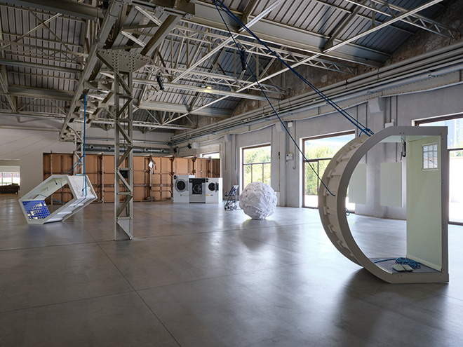 Aki Sasamoto - Delicate Cycle, 2016/2026. Veduta dell’installazione, Pirelli HangarBicocca, Milano, 2026. Courtesy l’artista e Pirelli HangarBicocca, Milano. Foto: Agostino Osio Aki Sasamoto - Delicate Cycle, 2016/2026. Veduta dell’installazione, Pirelli HangarBicocca, Milano, 2026. Courtesy l’artista e Pirelli HangarBicocca, Milano. Foto: Agostino Osio
