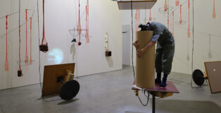 Aki Sasamoto performance di Strange Attractors, 2010. Veduta dell’installazione, Pirelli HangarBicocca, Milano, 2026. Ninagawa Maerkle Family Collection. Courtesy l’artista e Pirelli HangarBicocca, Milano. Foto: Agostino Osio