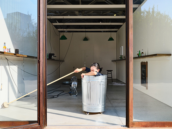 Aki Sasamoto performance di Wrong Happy Hour, 2014/2026. Veduta dell’installazione, Pirelli HangarBicocca, Milano, 2026. Courtesy l’artista e Pirelli HangarBicocca, Milano. Foto: Agostino Osio Aki Sasamoto performance di Wrong Happy Hour, 2014/2026. Veduta dell’installazione, Pirelli HangarBicocca, Milano, 2026. Courtesy l’artista e Pirelli HangarBicocca, Milano. Foto: Agostino Osio