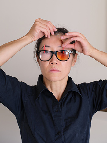 Aki Sasamoto performance di Wrong Happy Hour, 2014/2026. Veduta dell’installazione, Pirelli HangarBicocca, Milano, 2026. Courtesy l’artista e Pirelli HangarBicocca, Milano. Foto: Agostino Osio Aki Sasamoto performance di Wrong Happy Hour, 2014/2026. Veduta dell’installazione, Pirelli HangarBicocca, Milano, 2026. Courtesy l’artista e Pirelli HangarBicocca, Milano. Foto: Agostino Osio