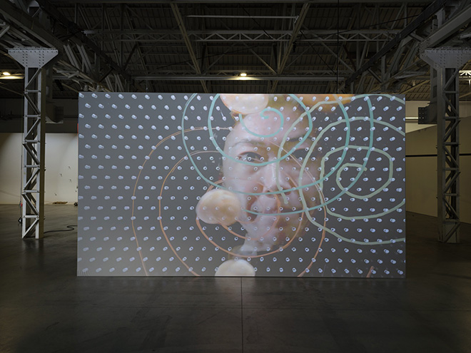 Aki Sasamoto - Point Reflection (Video), 2023. Veduta dell’installazione, Pirelli HangarBicocca, Milano, 2026. Traccia audio Matt Bauder. Collection Shane Akeroyd. Courtesy l’artista e Pirelli HangarBicocca, Milano Foto Agostino Osio Aki Sasamoto - Point Reflection (Video), 2023. Veduta dell’installazione, Pirelli HangarBicocca, Milano, 2026. Traccia audio Matt Bauder. Collection Shane Akeroyd. Courtesy l’artista e Pirelli HangarBicocca, Milano Foto Agostino Osio