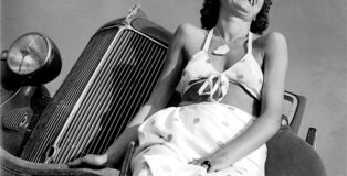 Lee Miller, Nusch Éluard seduta su un’auto. Golfe Juan, Francia, 1937. © Lee Miller Archives, England 2025. All rights reserved. leemiller.co.uk