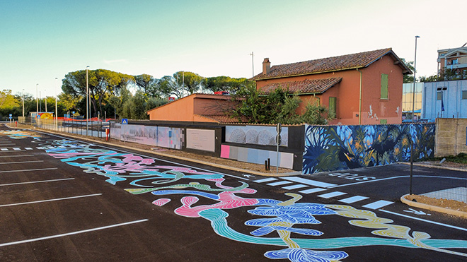 Macchine Volanti, 2026, opera collettiva di Ale Senso, Alessandra Carloni, Awer, Hitnes, Mr. Thoms, Mr.Wany, Paolo Psiko, Refreshink, Prologis PARKlife di Roma Tor Cervara. Foto: Domenico Richichi / Eis.ma.nn. Macchine Volanti, 2026, opera collettiva di Ale Senso, Alessandra Carloni, Awer, Hitnes, Mr. Thoms, Mr.Wany, Paolo Psiko, Refreshink, Prologis PARKlife di Roma Tor Cervara. Foto: Domenico Richichi / Eis.ma.nn.