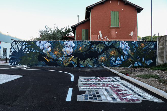 Macchine Volanti, 2026, opera collettiva di Ale Senso, Alessandra Carloni, Awer, Hitnes, Mr. Thoms, Mr.Wany, Paolo Psiko, Refreshink, Prologis PARKlife di Roma Tor Cervara. Foto: Domenico Richichi / Eis.ma.nn. Macchine Volanti, 2026, opera collettiva di Ale Senso, Alessandra Carloni, Awer, Hitnes, Mr. Thoms, Mr.Wany, Paolo Psiko, Refreshink, Prologis PARKlife di Roma Tor Cervara. Foto: Domenico Richichi / Eis.ma.nn.