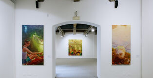 Veduta della mostra Julian Schnabel - Pietro Moretti, a cura di Nicolas Ballario, Paggeria Arte, Sassuolo, 18 settembre - 31 ottobre 2026. Photo: Alice Scelfo