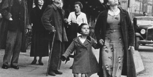 Robert Capa, [Woman and child running for shelter after an air-raid siren, Bilbao], May 1937. Collection International Center of Photography, New York, Credit ICP/Magnum Photos