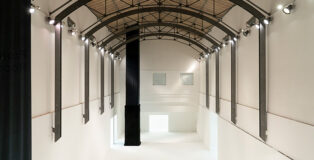 Vedute di allestimento mostra Cuoghi Corsello. Tra le nuvole. Courtesy: Comune di Bologna | Settore Musei Civici | MAMbo - Museo d'Arte Moderna di Bologna. Foto di Ornella De Carlo