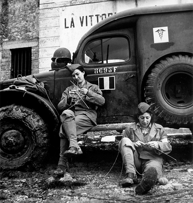 Robert Capa, [Two Allied ambulance drivers knitting, near Cassino, Italy], December 1943 - January 1944. Collection International Center of Photography, New York, Credit ICP/Magnum Photos