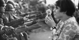 La Jeune Fille à la fleur, manifestation contre la guerre au Vietnam, Washington D.C., États-Unis, 21 octobre 1967 © Marc Riboud / Fonds Marc Riboud au musée Guimet