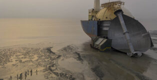 ©George Steinmetz - Shipbreaking on the mudflats, Bay of Bengal, Chattogram (Bangladesh). Photography of the Year, Drone Photo Awards 2026