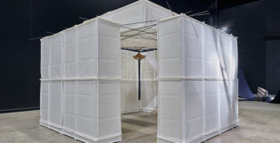 Luciano Fabro - Habitat (di Aachen), 1983. Veduta dell’installazione, Pirelli HangarBicocca, Milano, 2026 Ricostruzione a cura di Silvia Fabro (Archivio Luciano e Carla Fabro). Courtesy Pirelli HangarBicocca, Milano. Foto Agostino Osio
