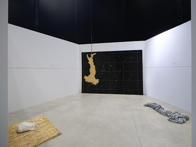Luciano Fabro - Sala Pentagonale, 1970 Veduta dell’installazione, Pirelli HangarBicocca, Milano, 2026. Ricostruzione a cura di Silvia Fabro (Archivio Luciano e Carla Fabro). Courtesy Pirelli HangarBicocca, Milano. Foto: Agostino Osio Luciano Fabro - Sala Pentagonale, 1970 Veduta dell’installazione, Pirelli HangarBicocca, Milano, 2026. Ricostruzione a cura di Silvia Fabro (Archivio Luciano e Carla Fabro). Courtesy Pirelli HangarBicocca, Milano. Foto: Agostino Osio