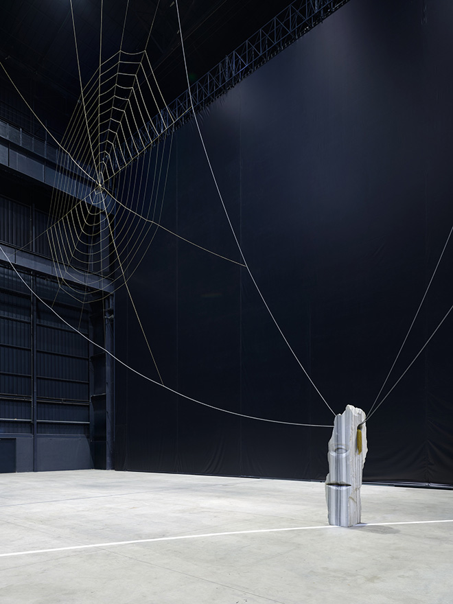 Luciano Fabro - La Dialettica, 1985. Veduta dell’installazione, Pirelli HangarBicocca, Milano, 2026. Allestimento a cura di Silvia Fabro (Archivio Luciano e Carla Fabro), The Museum of Modern Art, New York. The Norman and Rosita Winston Foundation, Inc. Fund and purchase, 1986 (scultura in marmo) Collezione privata (orecchini e ragnatela). Courtesy Pirelli HangarBicocca, Milano. Foto: Agostino Osio Luciano Fabro - La Dialettica, 1985. Veduta dell’installazione, Pirelli HangarBicocca, Milano, 2026. Allestimento a cura di Silvia Fabro (Archivio Luciano e Carla Fabro), The Museum of Modern Art, New York. The Norman and Rosita Winston Foundation, Inc. Fund and purchase, 1986 (scultura in marmo) Collezione privata (orecchini e ragnatela). Courtesy Pirelli HangarBicocca, Milano. Foto: Agostino Osio