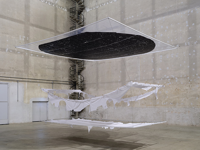 Luciano Fabro - È la vita è la storia è la morale, 1995. Veduta dell’installazione, Pirelli HangarBicocca, Milano, 2026. Collezione privata. Courtesy Pirelli HangarBicocca, Milano. Foto Agostino Osio Luciano Fabro - È la vita è la storia è la morale, 1995. Veduta dell’installazione, Pirelli HangarBicocca, Milano, 2026. Collezione privata. Courtesy Pirelli HangarBicocca, Milano. Foto Agostino Osio