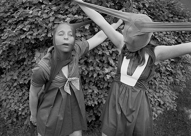 ©Dave Jordano / Courtesy All About Photo - Back Yard Antics, Madison Heights, Michigan, 1972 ©Dave Jordano / Courtesy All About Photo - Back Yard Antics, Madison Heights, Michigan, 1972