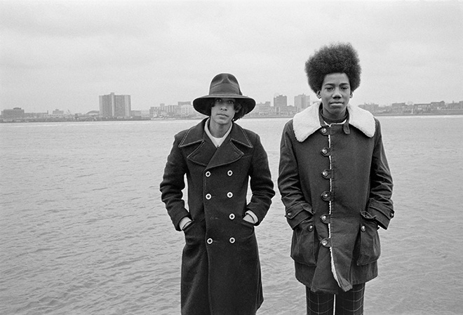 ©Dave Jordano / Courtesy All About Photo - Two Guys on the Waterfront, Detroit, 1972 ©Dave Jordano / Courtesy All About Photo - Two Guys on the Waterfront, Detroit, 1972