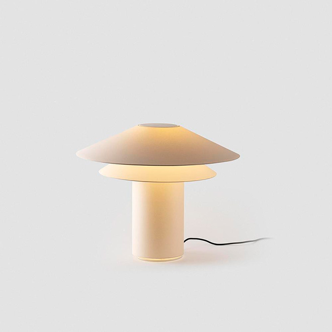 Faro Barcelona – “Shan”: la lampada minimalista dalla presenza scultorea